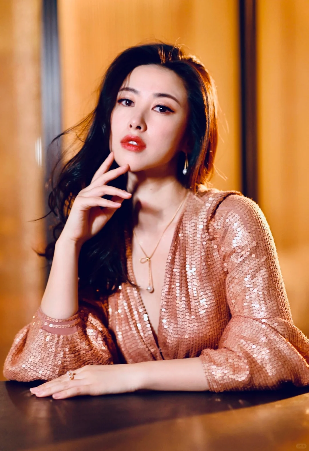 ✨ 朱珠的珍珠穿搭哲学：复古与现代的平衡