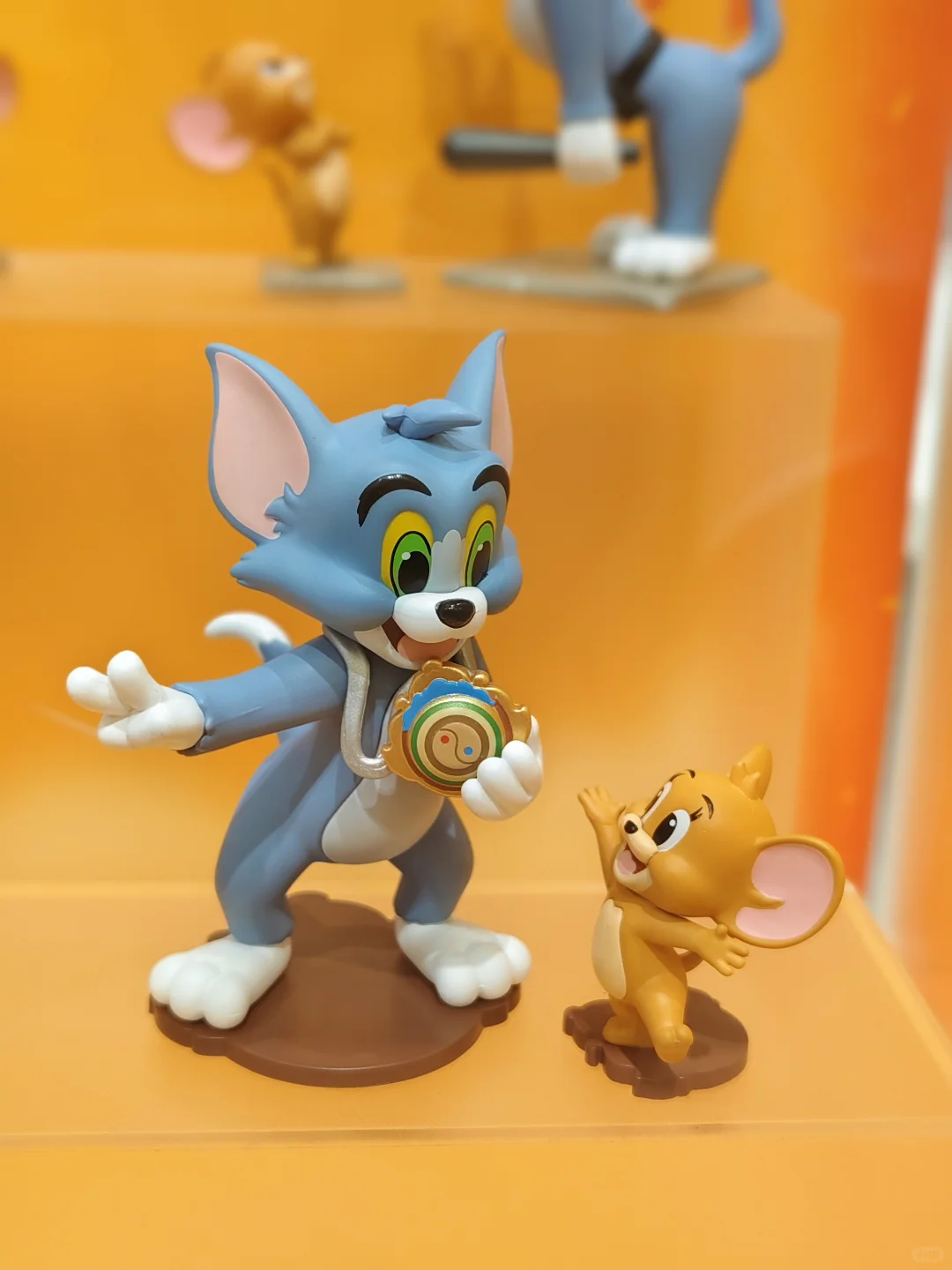 泡泡玛特被做空，潮玩到底比不过黄金