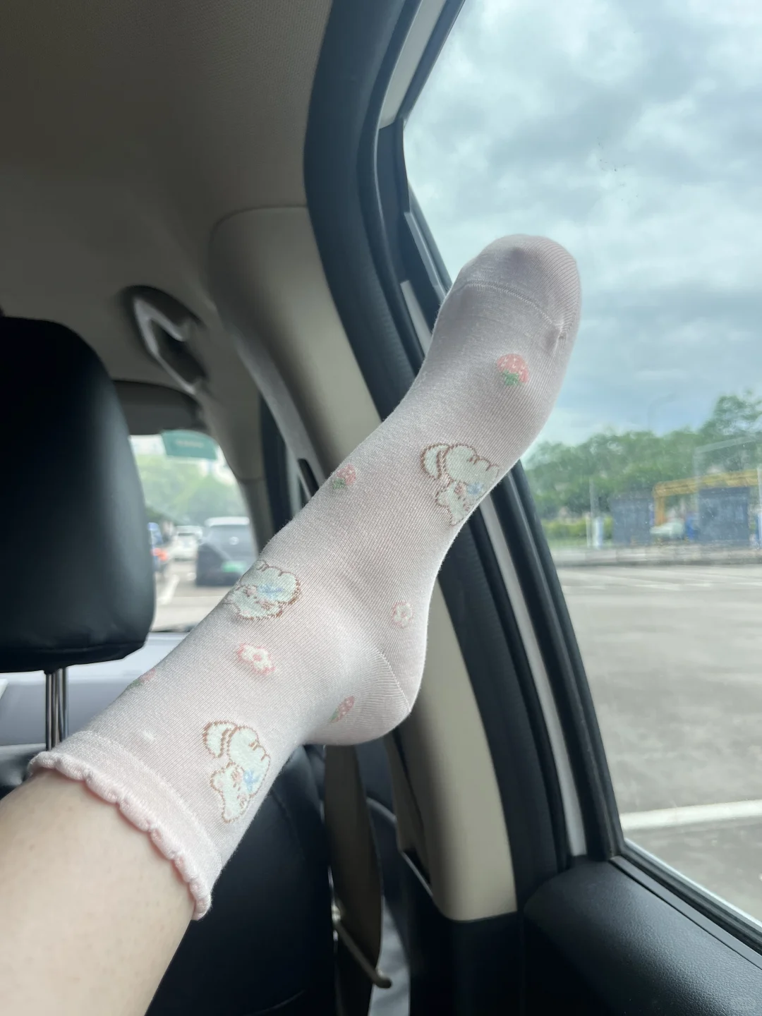 这款粉色小中筒袜子 巨显脚瘦啊啊啊😍