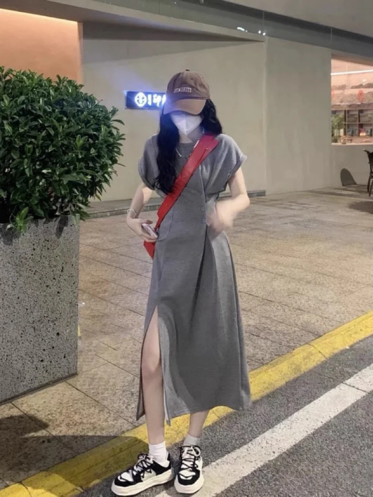 这件灰裙子真的能穿出「松弛感」！