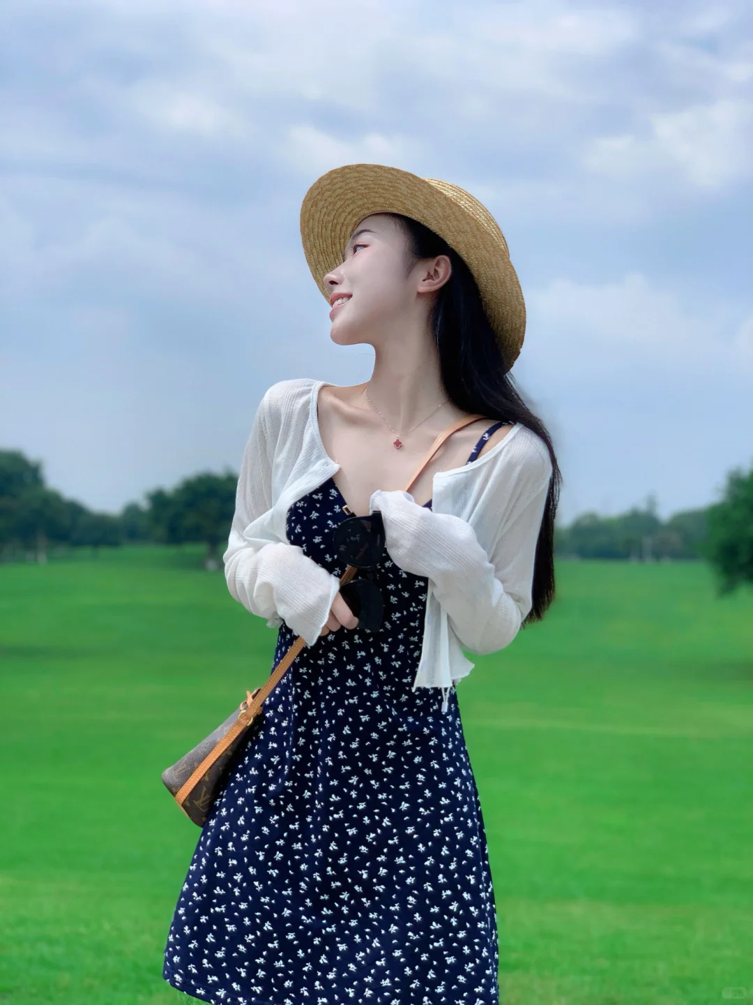 做蓝天草地里的小女孩👧🏻