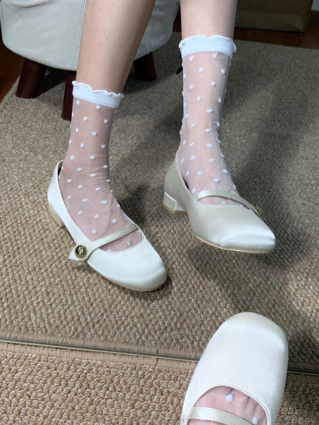 单鞋和波点袜是什么样的搭配呢？💕