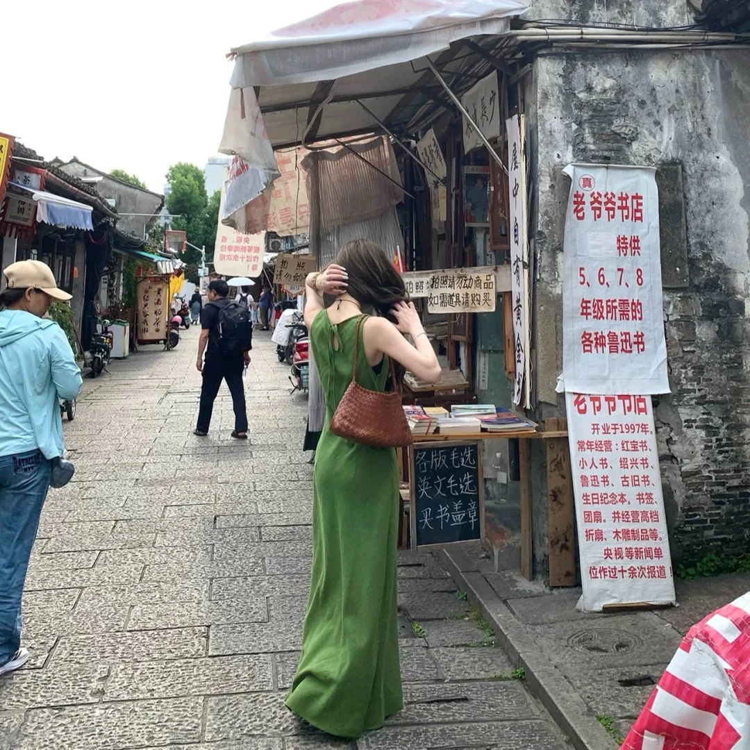 古城里的绿色裙子真好看🍃