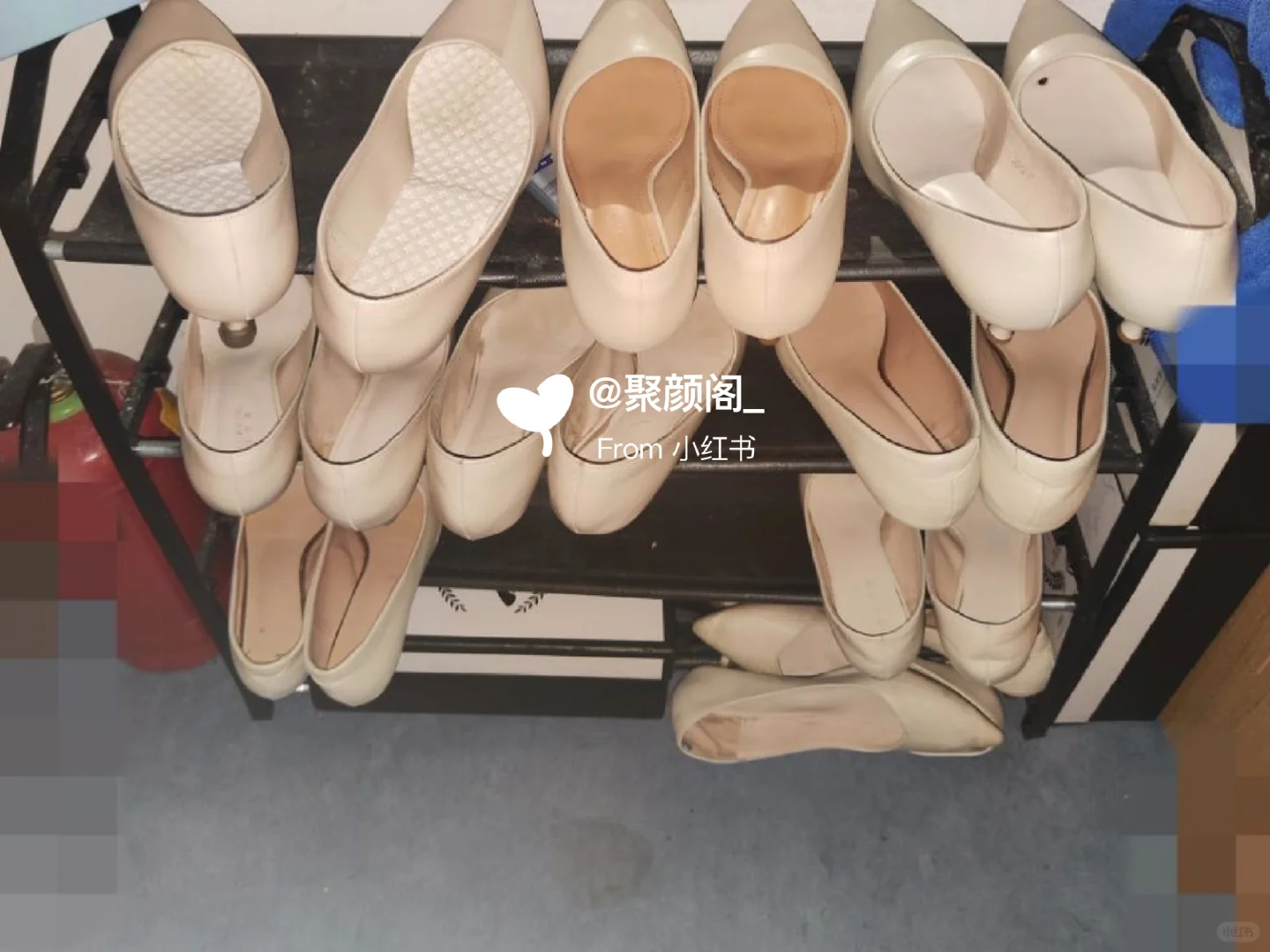 女邻居每次都把鞋子脱外边 味道大