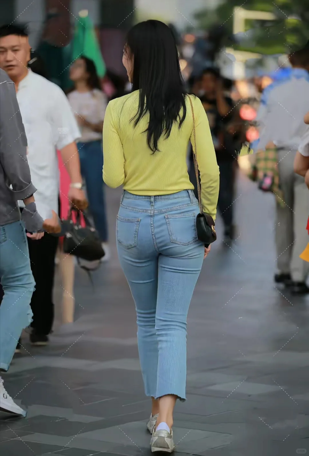 街拍美女、这身材太哇塞了、