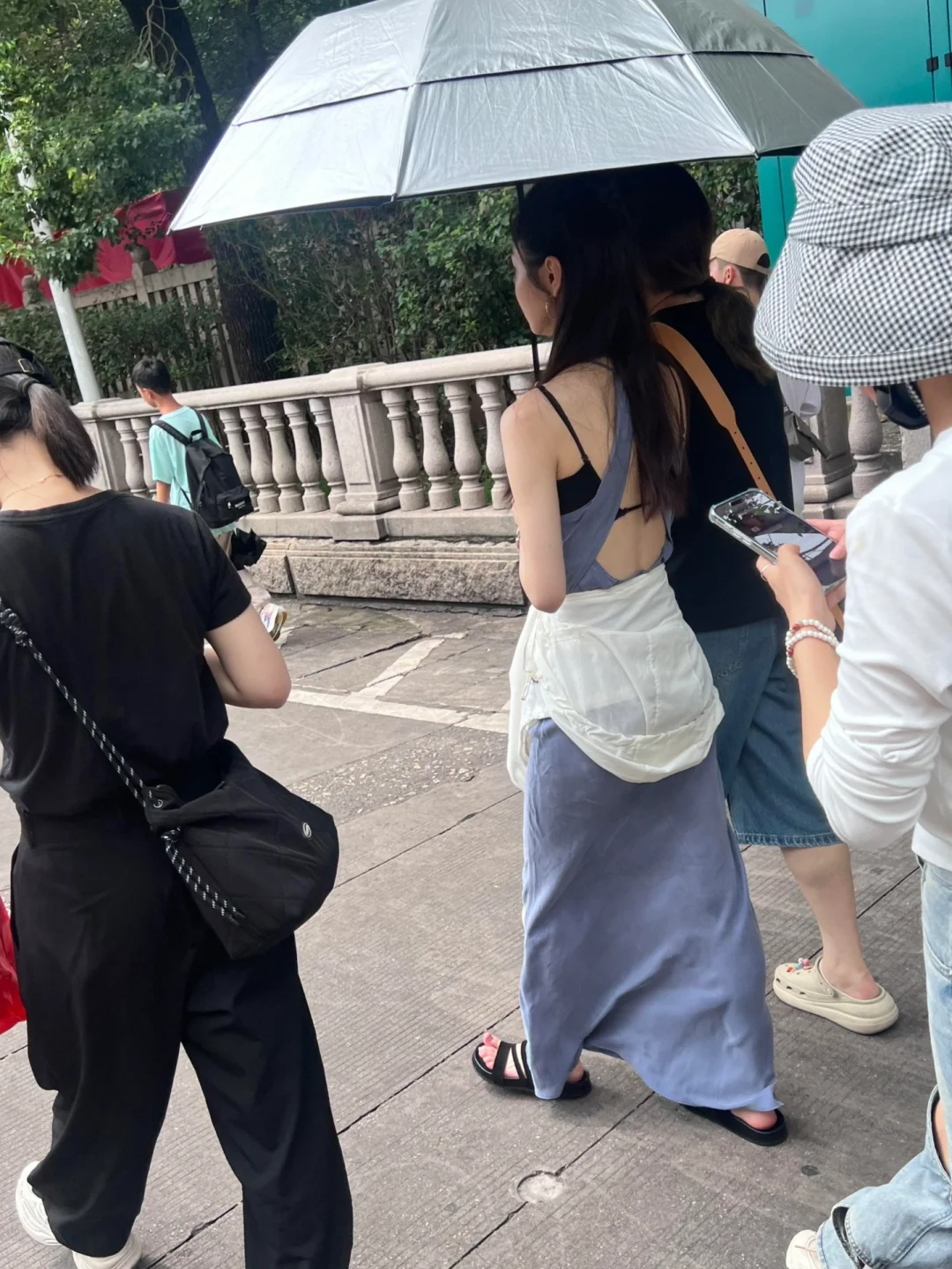 不愧是女明星，宋轶偶遇生图颜值和身段好绝！
