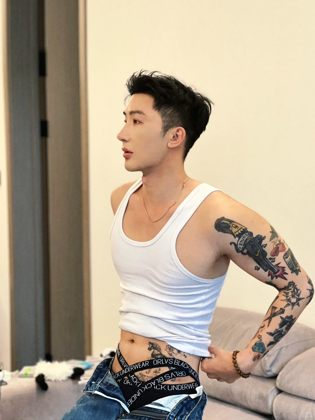 到底哪个男的敢穿？泳池穿搭无不良引导
