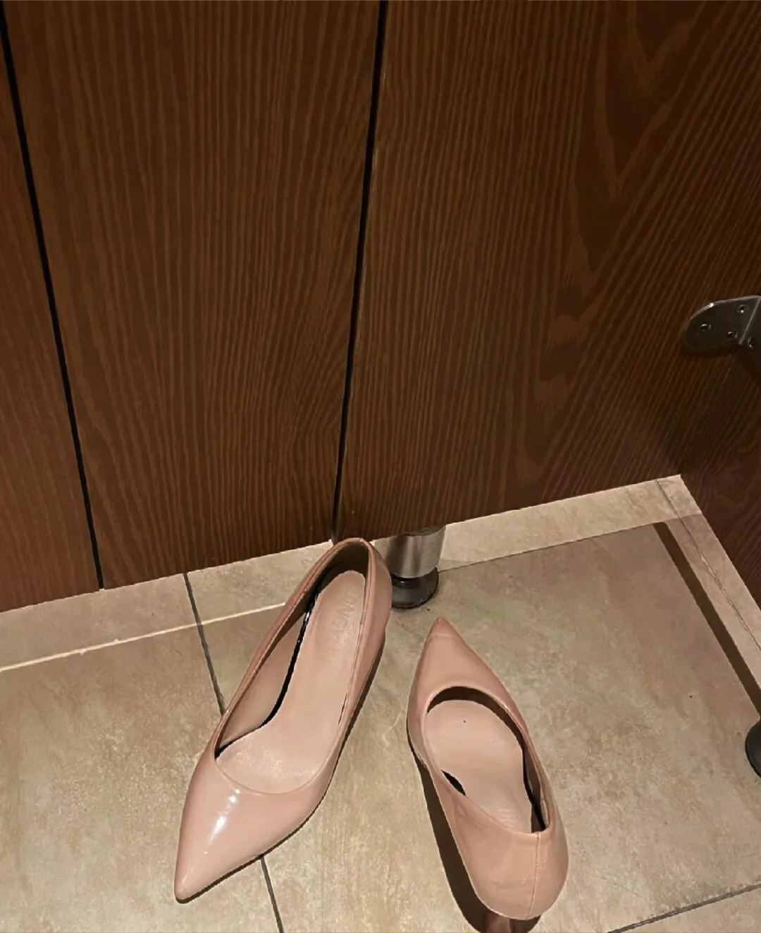 谁的高跟鞋忘在厕所了？？？