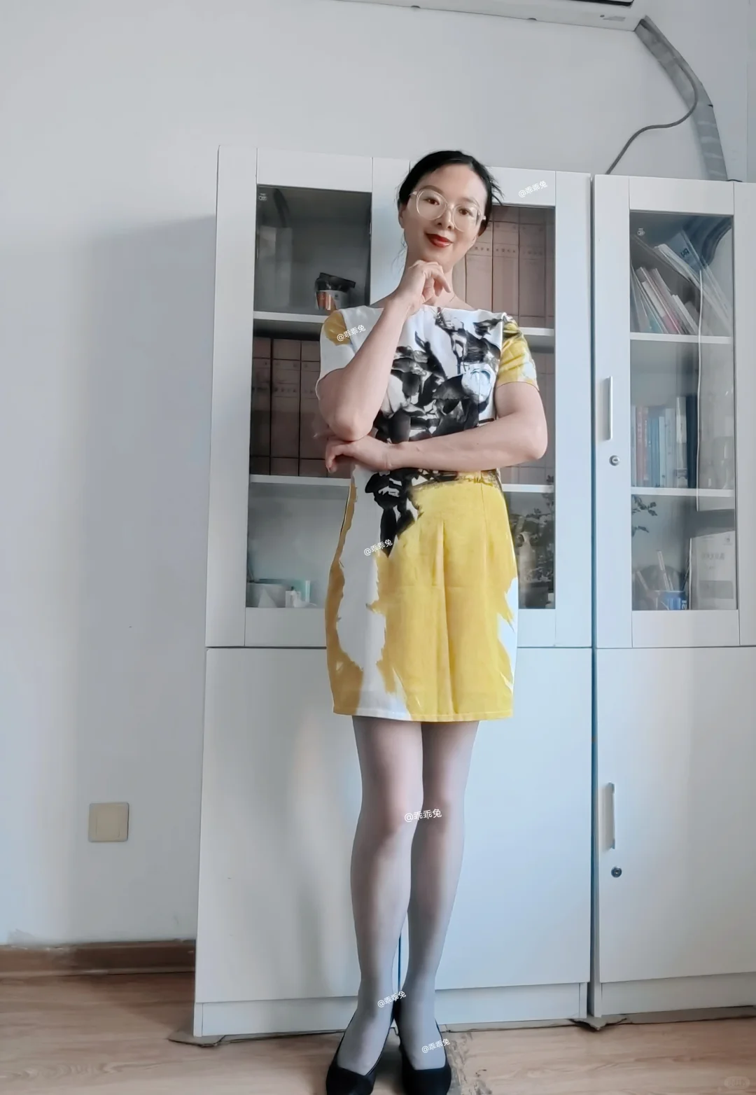 灰丝+高跟鞋，普通中多了丝精致与性感