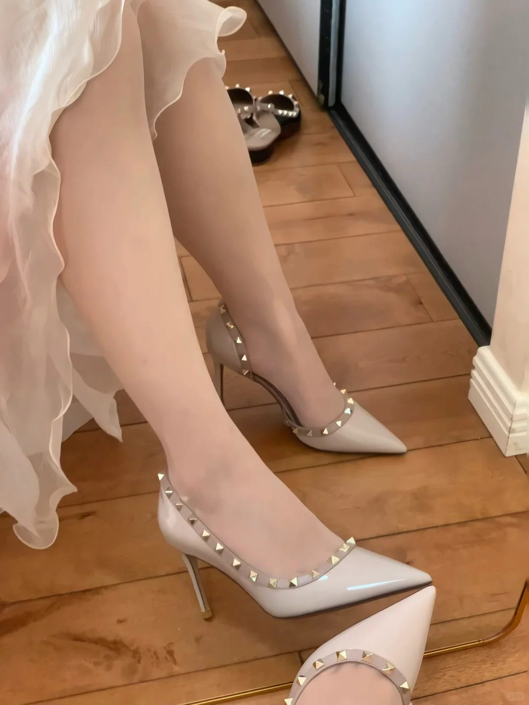 裸色侧空铆钉高跟鞋👠jue了😍