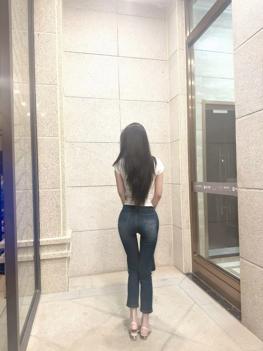 牛仔裤白t 绝配