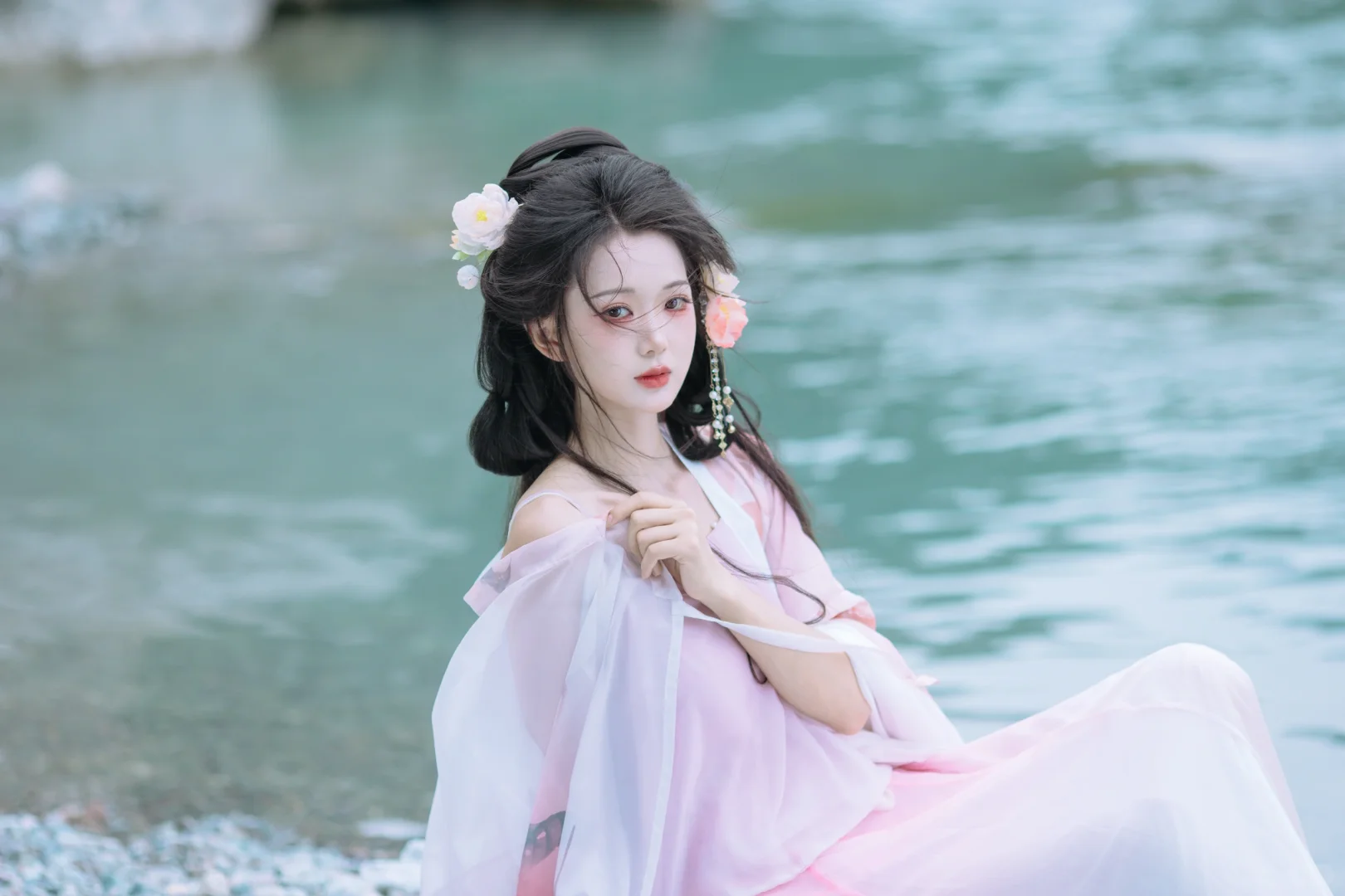“她似一缕清风，又似一汪清泉～”