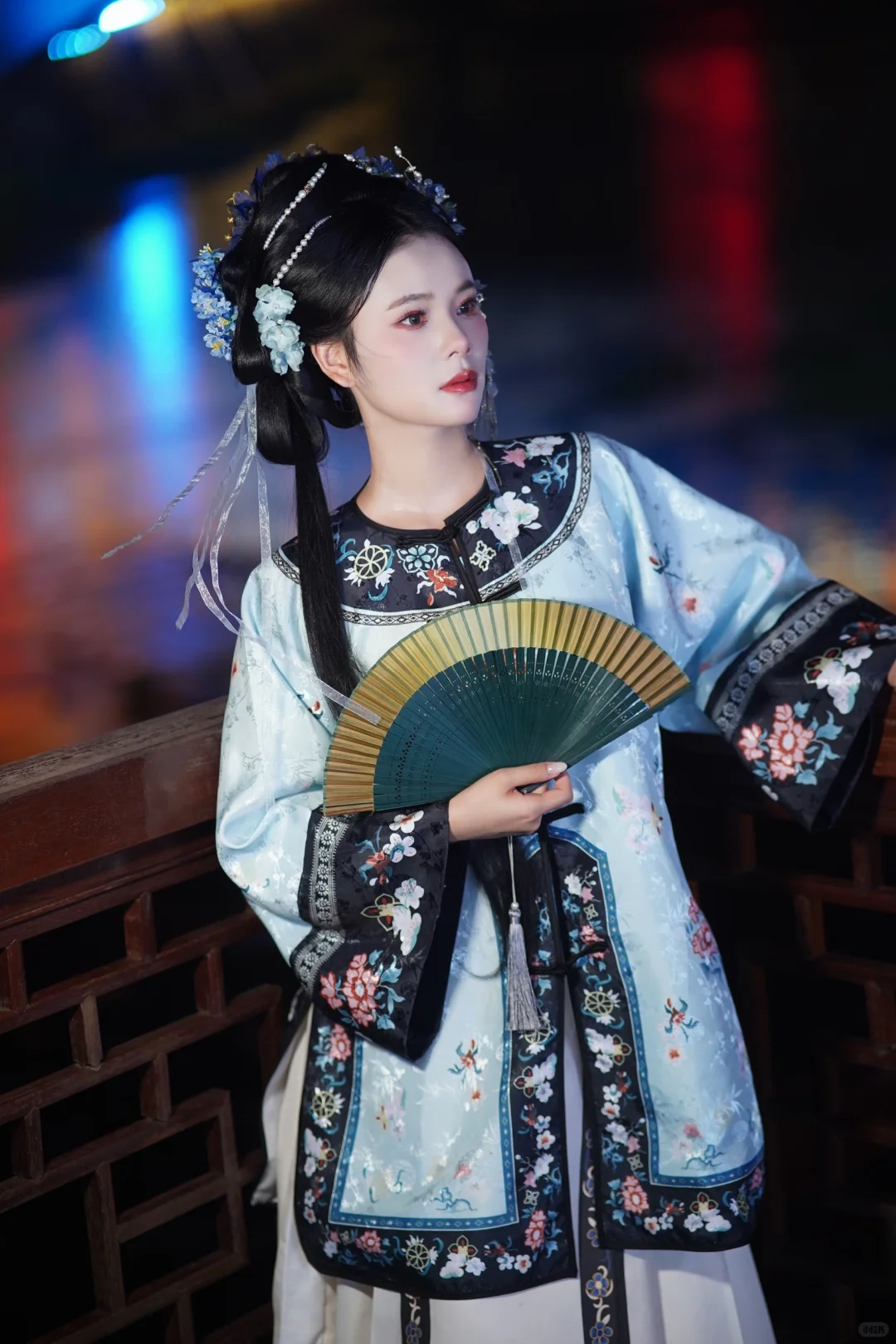- 青砖黛瓦配旗装，这组清汉女写真美到失语