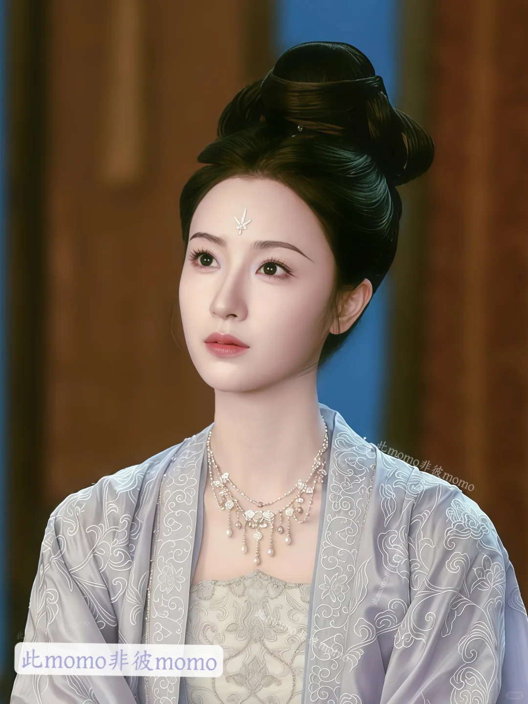 她一颦一笑透露着高贵，来给『怀庆』簪花