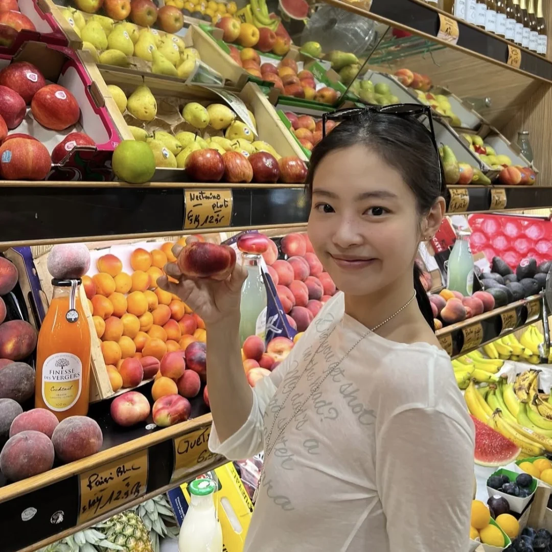 好鲜活的Jennie｜巴黎随逛私服解析🍊