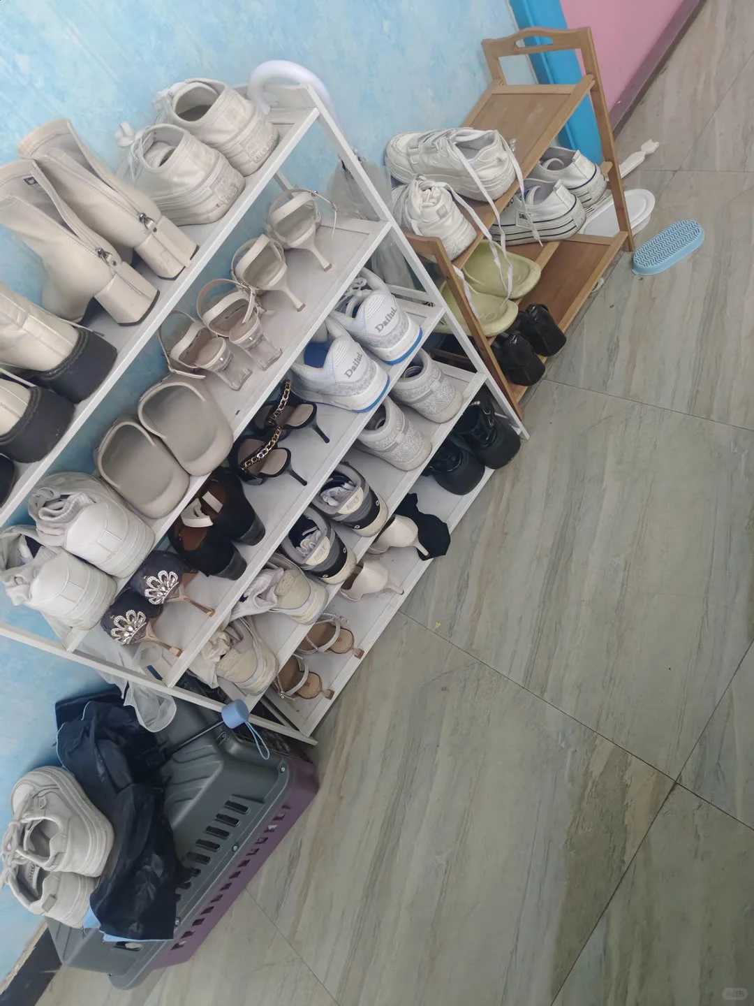 被邻居门口的高跟鞋熏吐了
