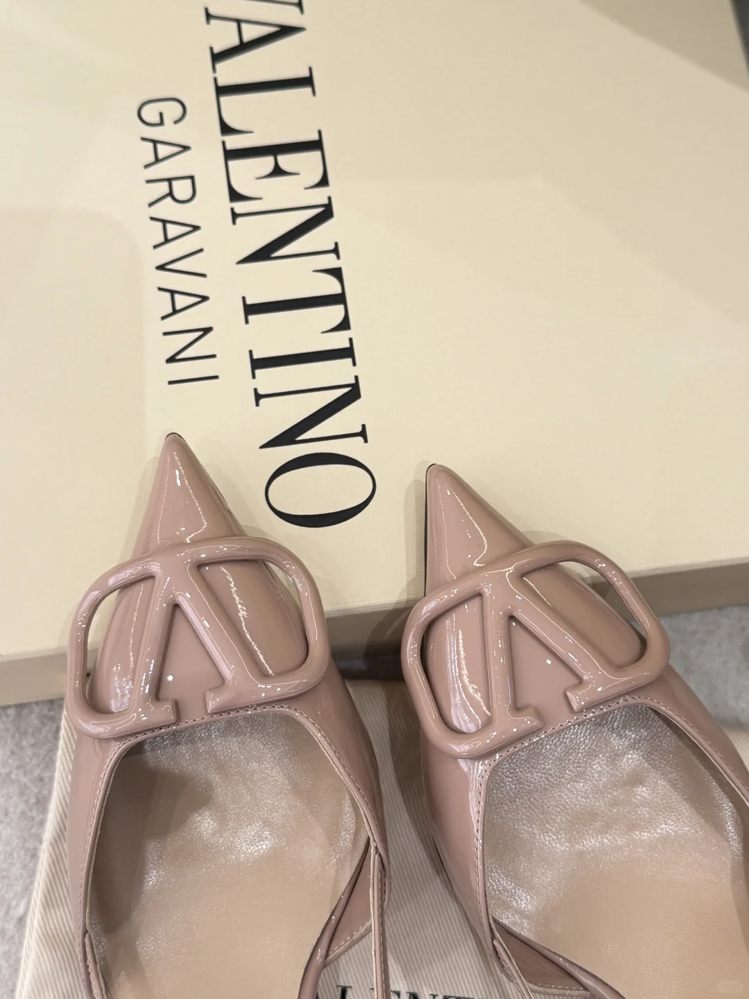 Valentino｜这双裸色高跟鞋真的是纯欲天花板