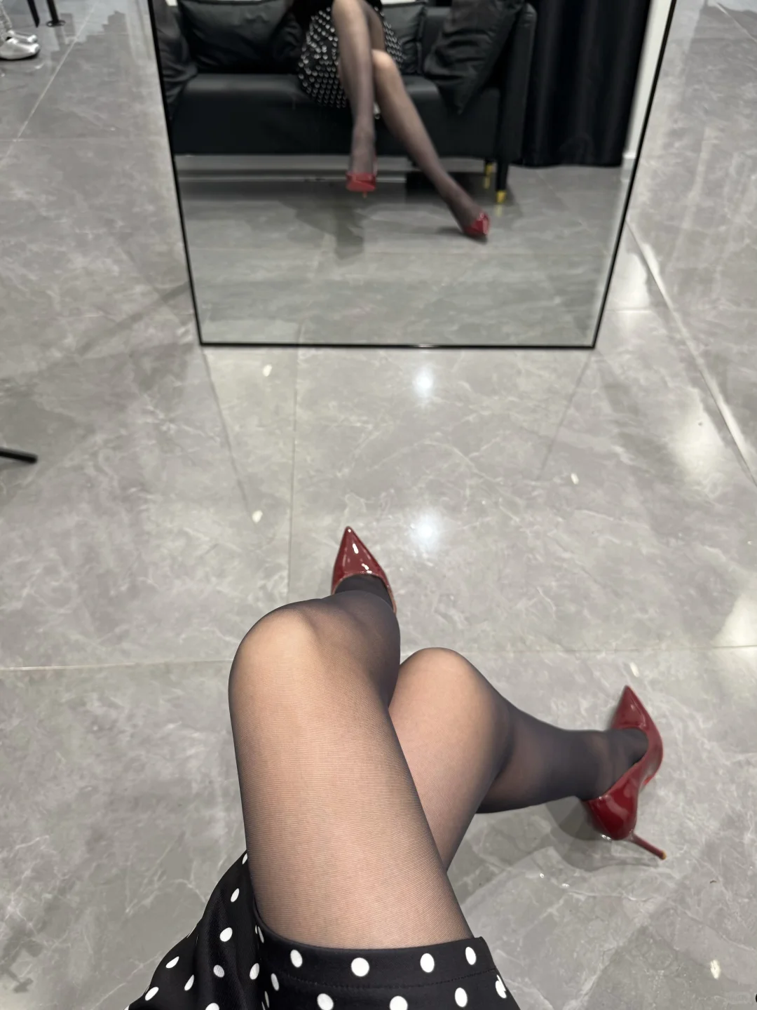 那双落灰的红色高跟鞋👠