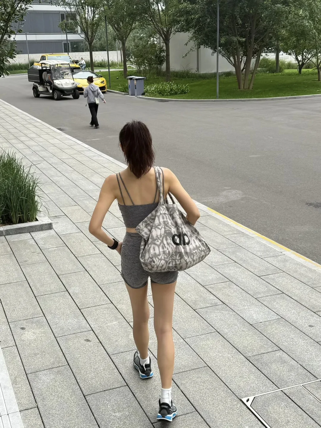 46岁李艾灰色运动装大秀模特好身材！