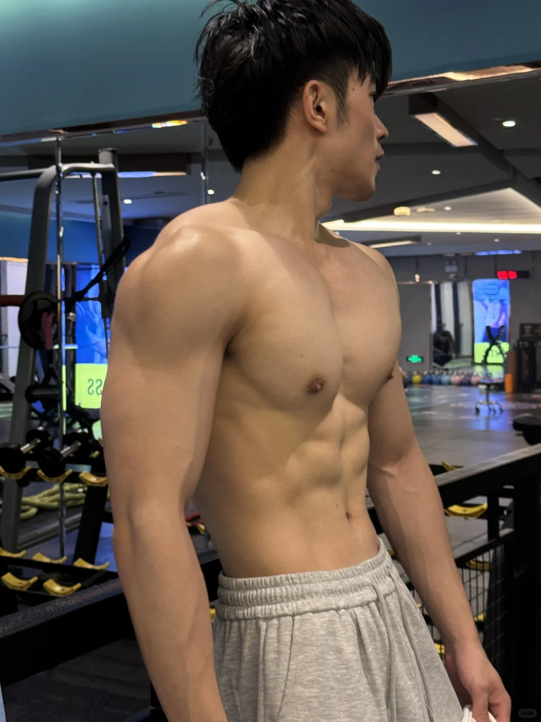 别老东张西望