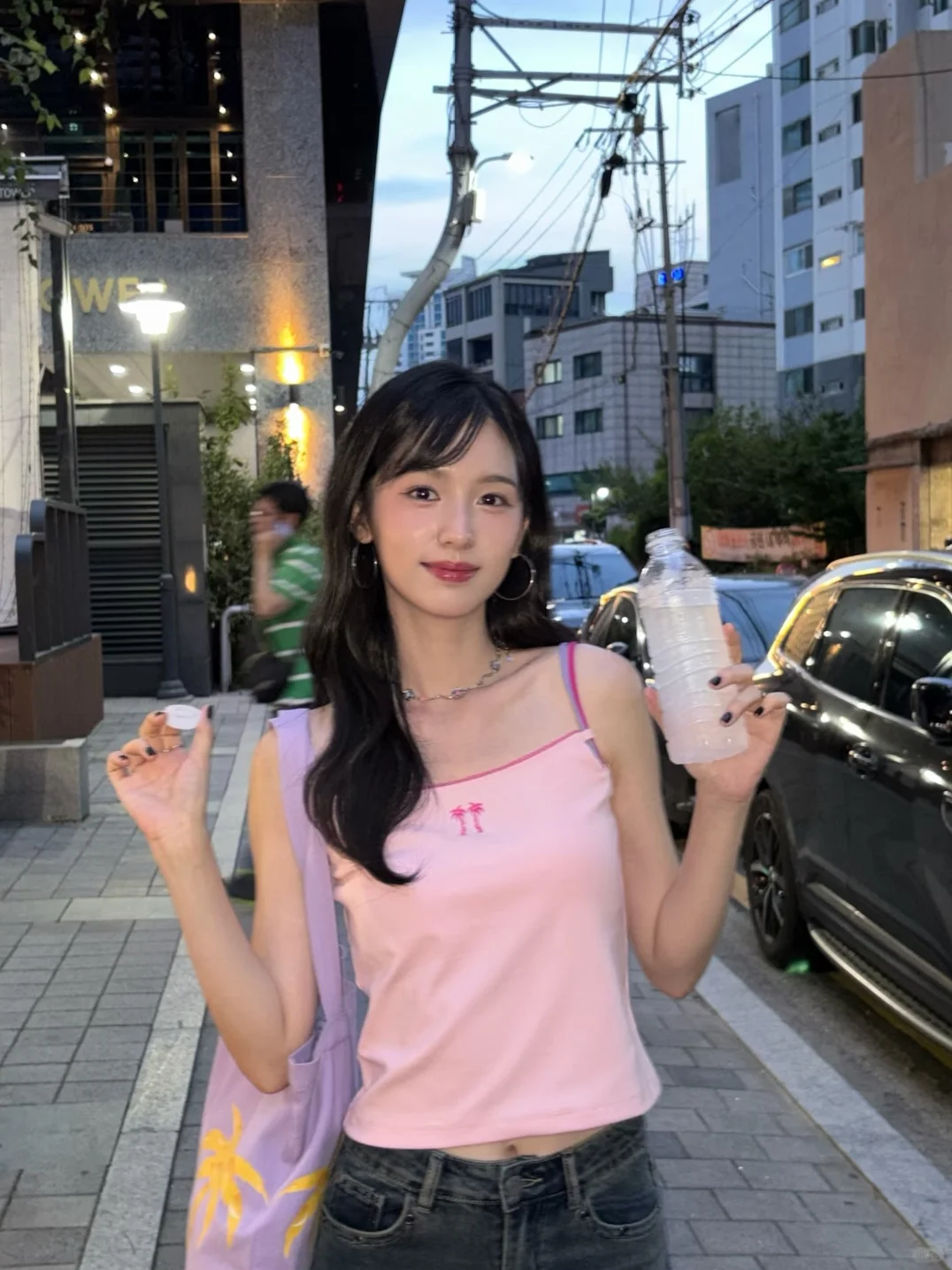 周也穿姐姐设计的衣服去韩国玩啦，女idol也