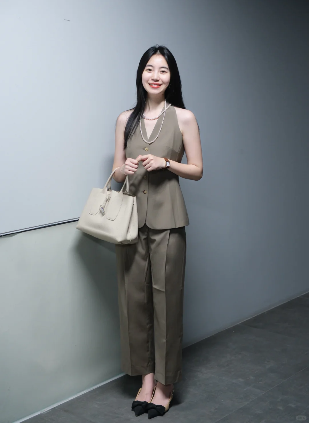 “穿搭灵感”｜珍珠&马甲套装的优雅女律💼
