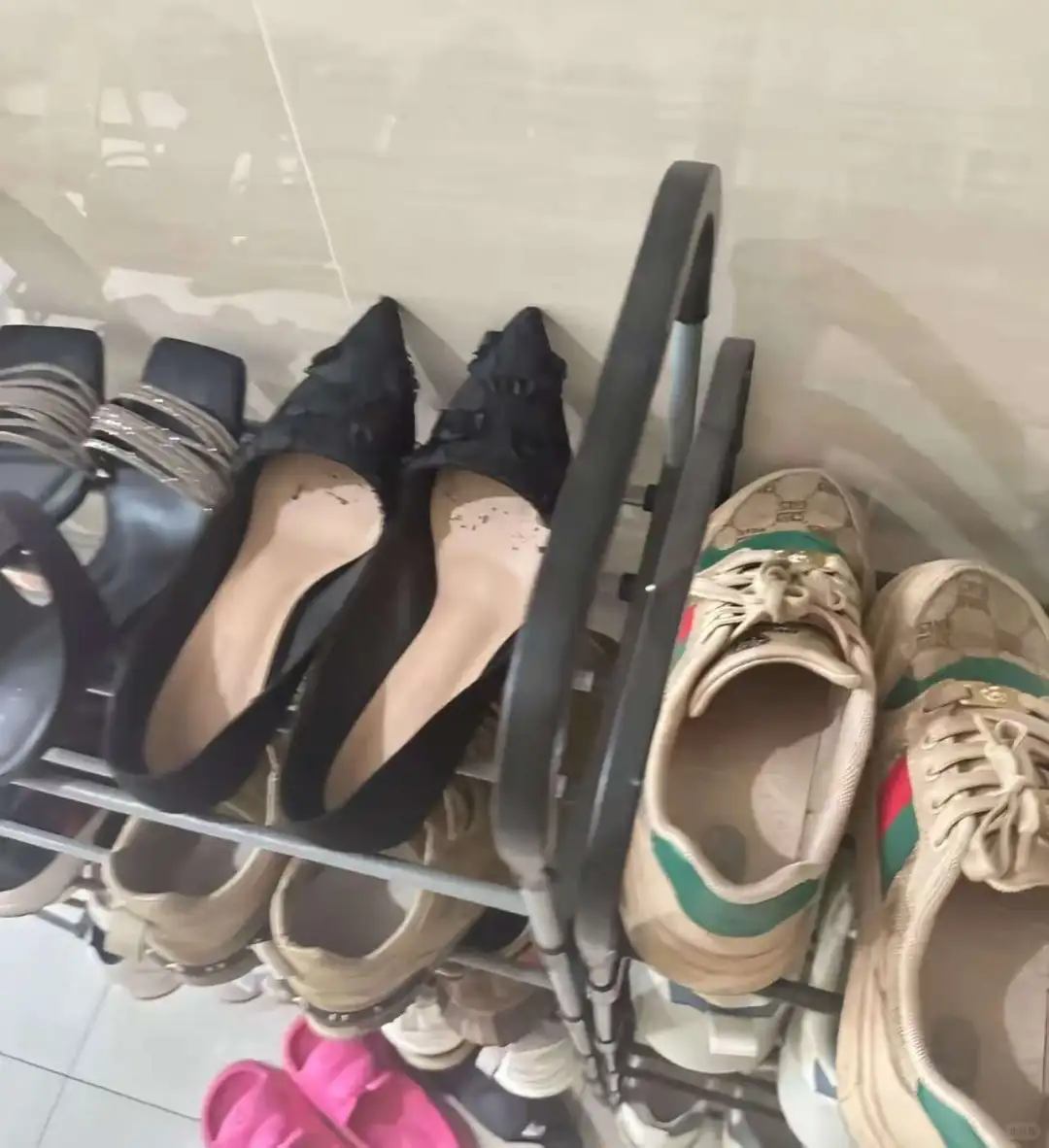 邻居又把高跟鞋放在门口了