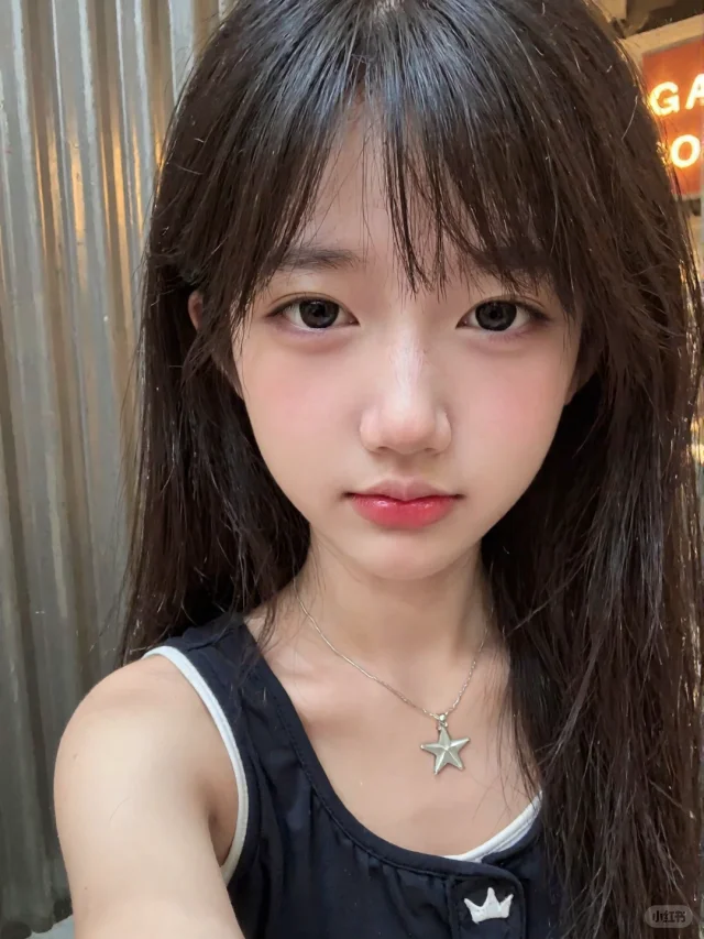 黑背心+伪素颜，幼态感拉满