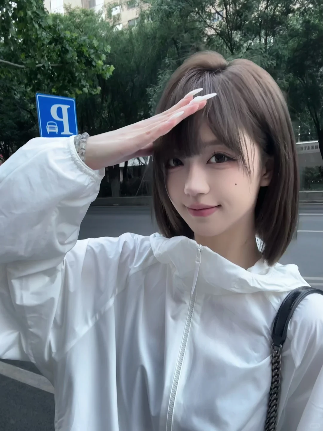 穿白色防晒衣拍照好显白