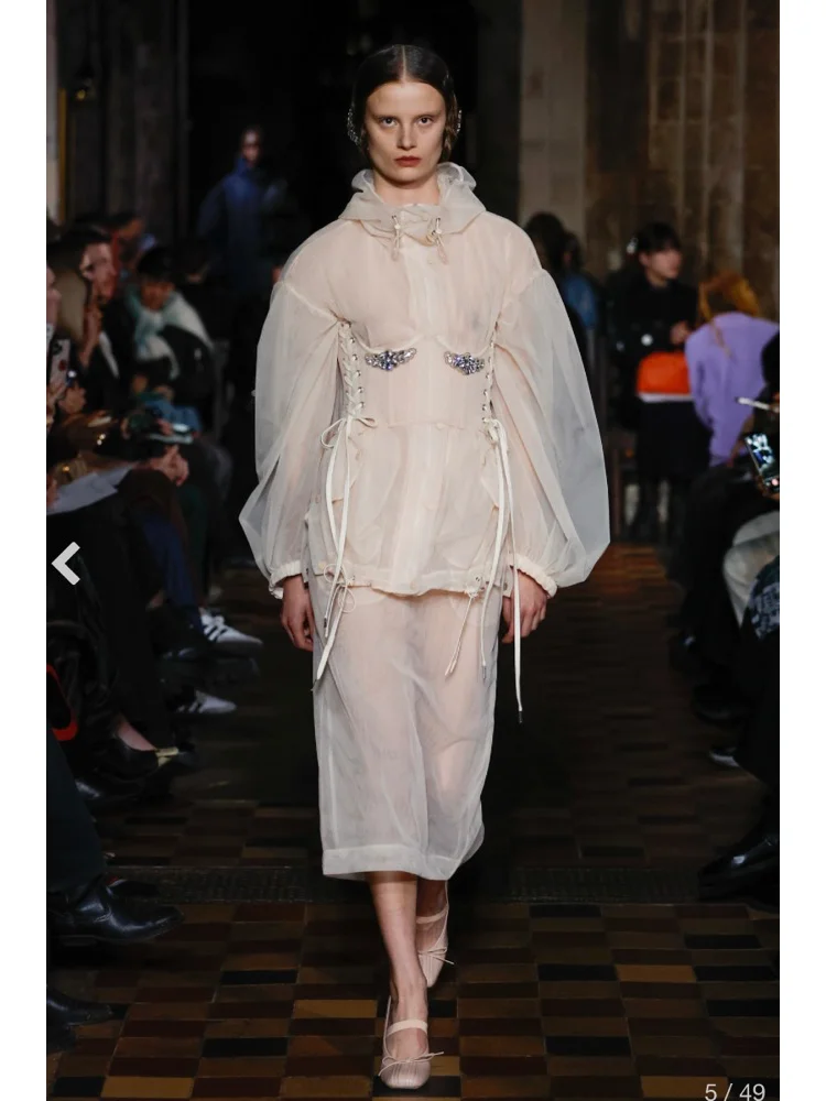 秀场趋势｜薄纱材质如何体现先锋感？