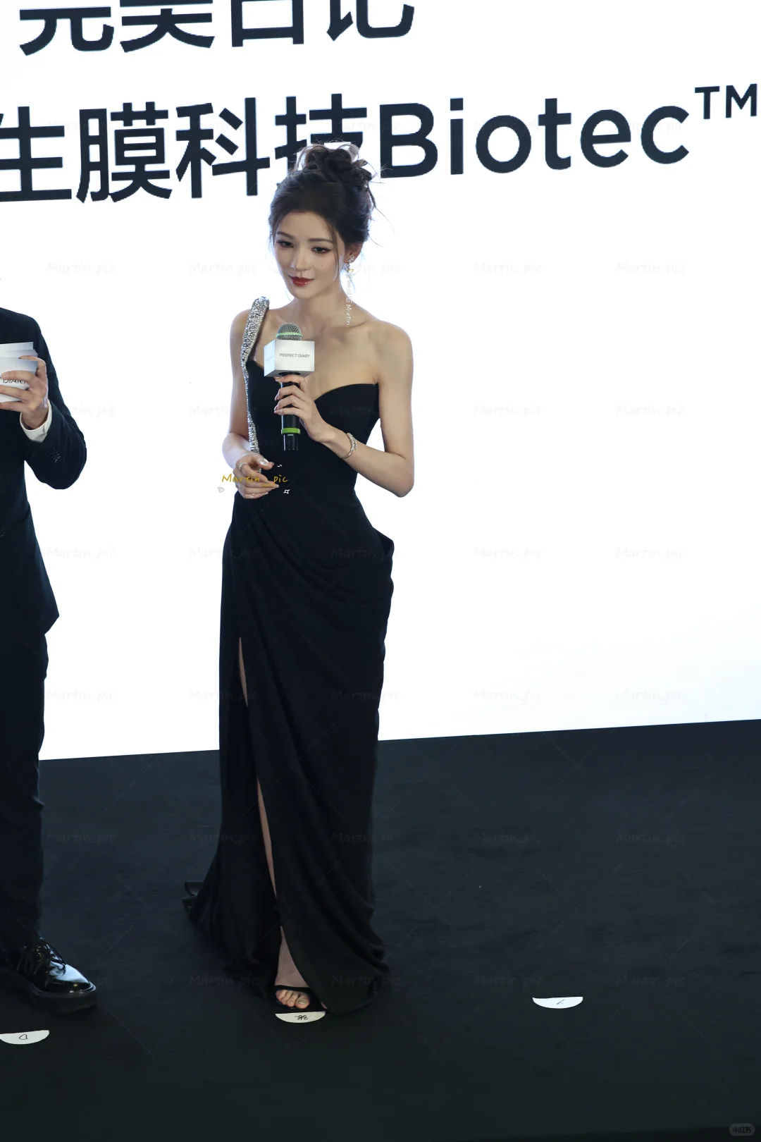 高冷女霸总的本子看看我们阿瓜 真冷艳动人