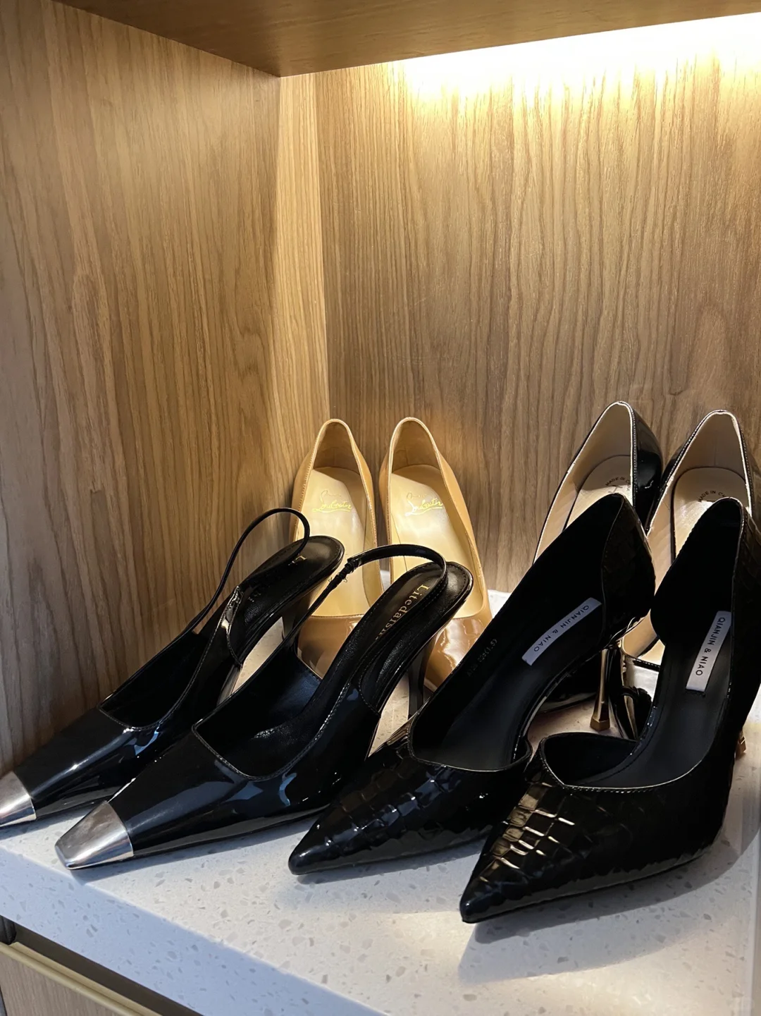 高跟鞋，是女人行走江湖的兵器，认同的就点赞