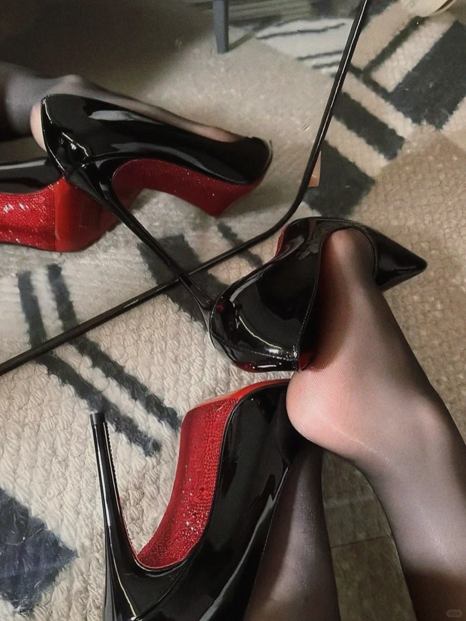 太爱红色底高跟鞋了👠🔥