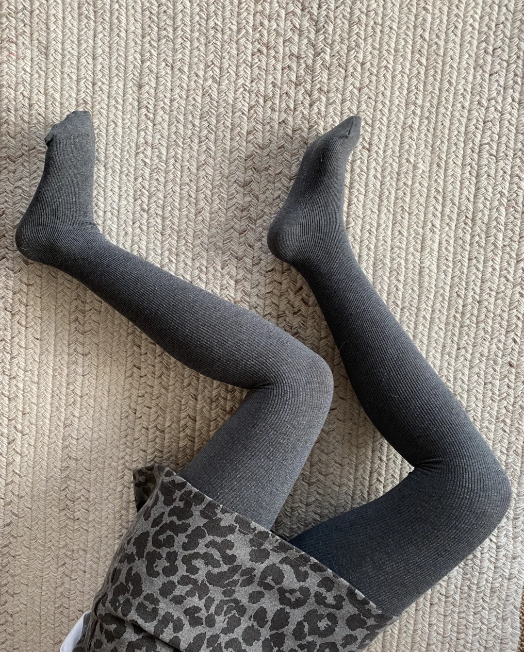 秋天🍁第一条深灰色连裤袜直接焊在腿上！！