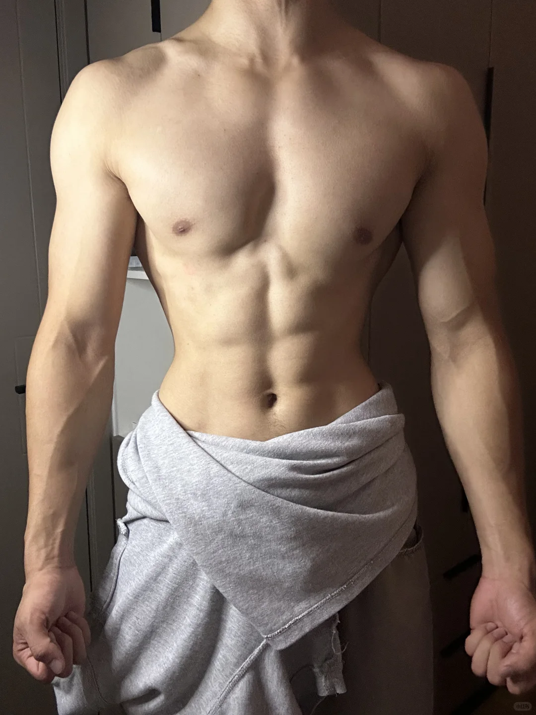 再冷漠的女人看到这身肌肉都会笑出声