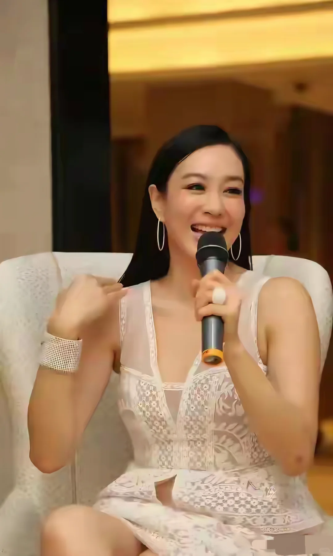 钟丽缇透视装登场，直面异样目光展自信