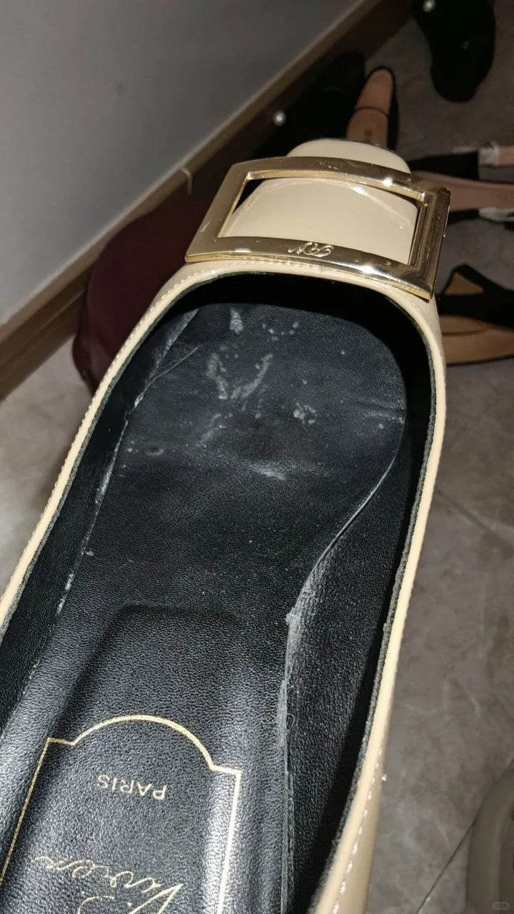 女领导的高跟鞋没拿走？