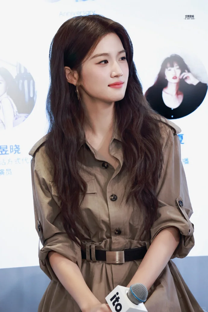 卢昱晓｜Moco这件工装风连衣裙时髦值拉满！