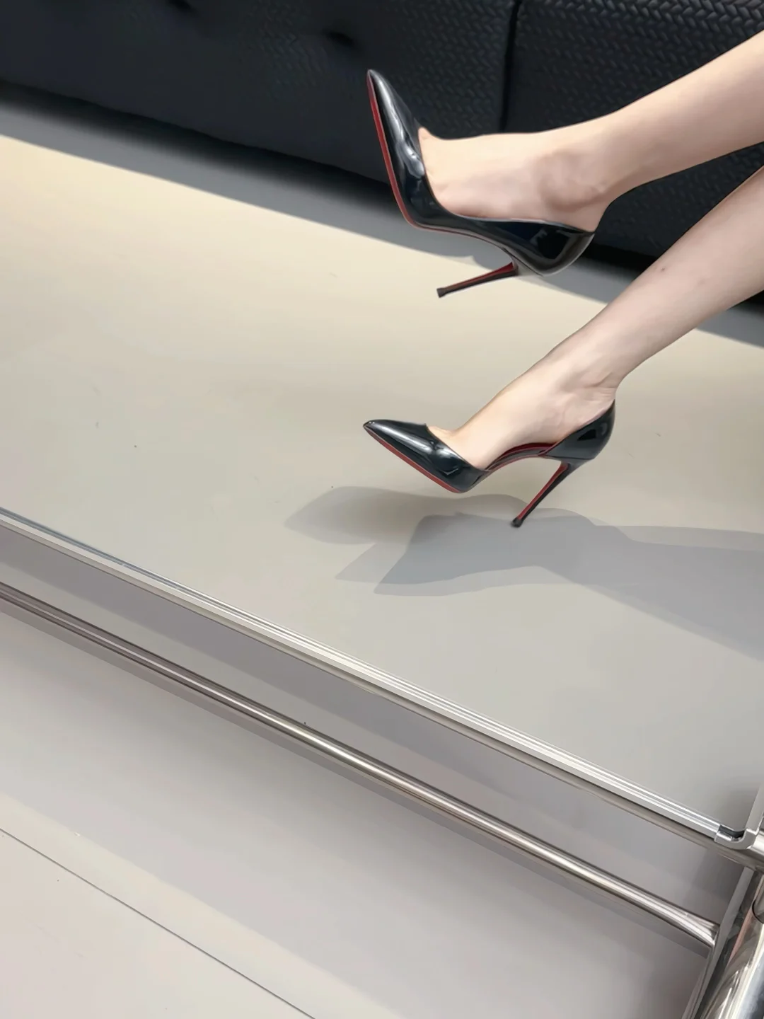 侧空加红底真的过分了