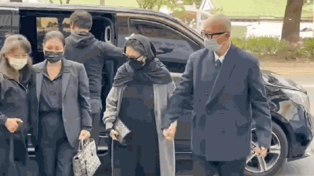 透視裝、胸貼、紅美甲的大S