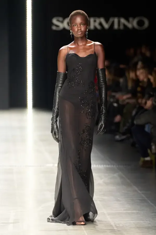 超显气质的黑色透视长裙，优雅又神秘✨