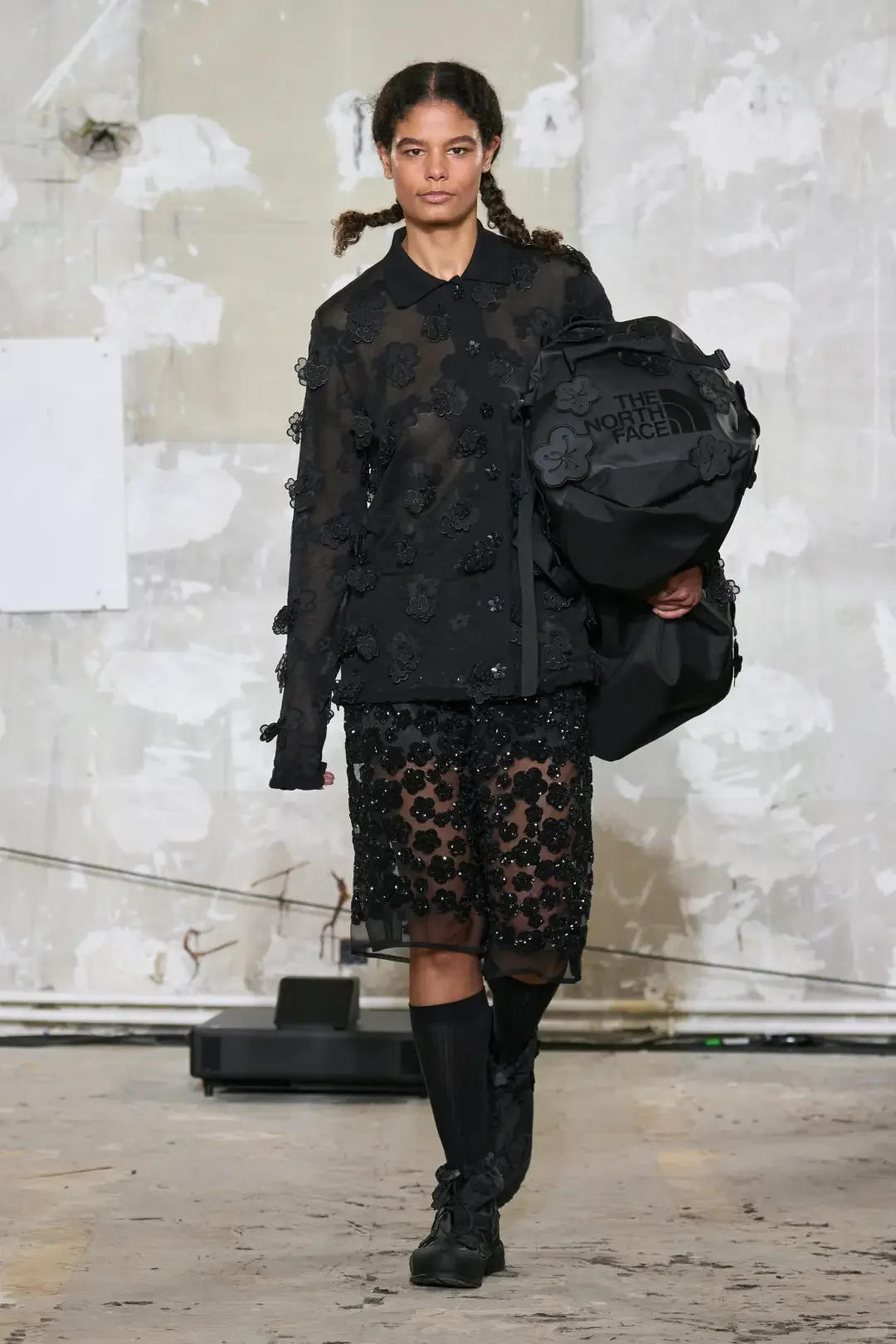 黑色透视花朵装，打造神秘优雅风格🌸🖤