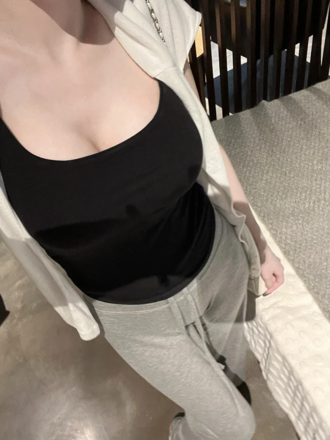 谁懂这件黑色吊带的含金量！巨显白巨显瘦！