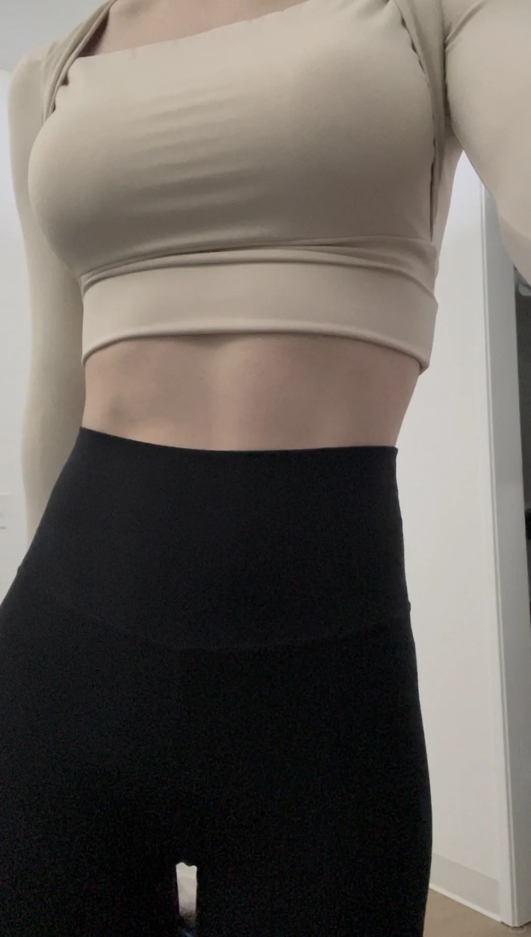 隐隐约约的腹肌