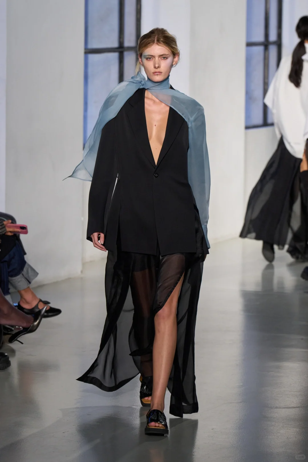 超高级感穿搭分享｜黑色西装外套＋透视纱裙