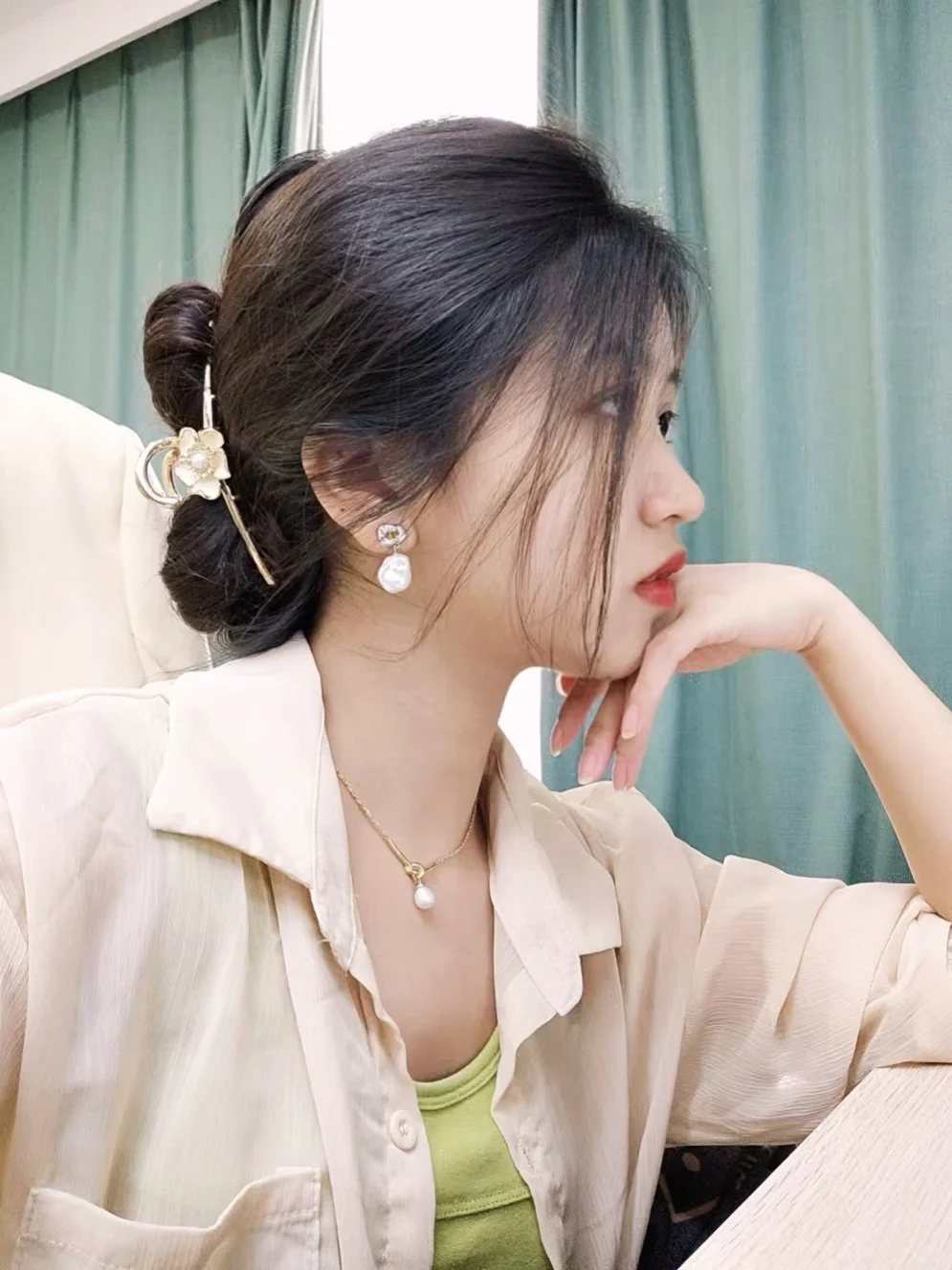 永远是不经意间盘的头发最好看