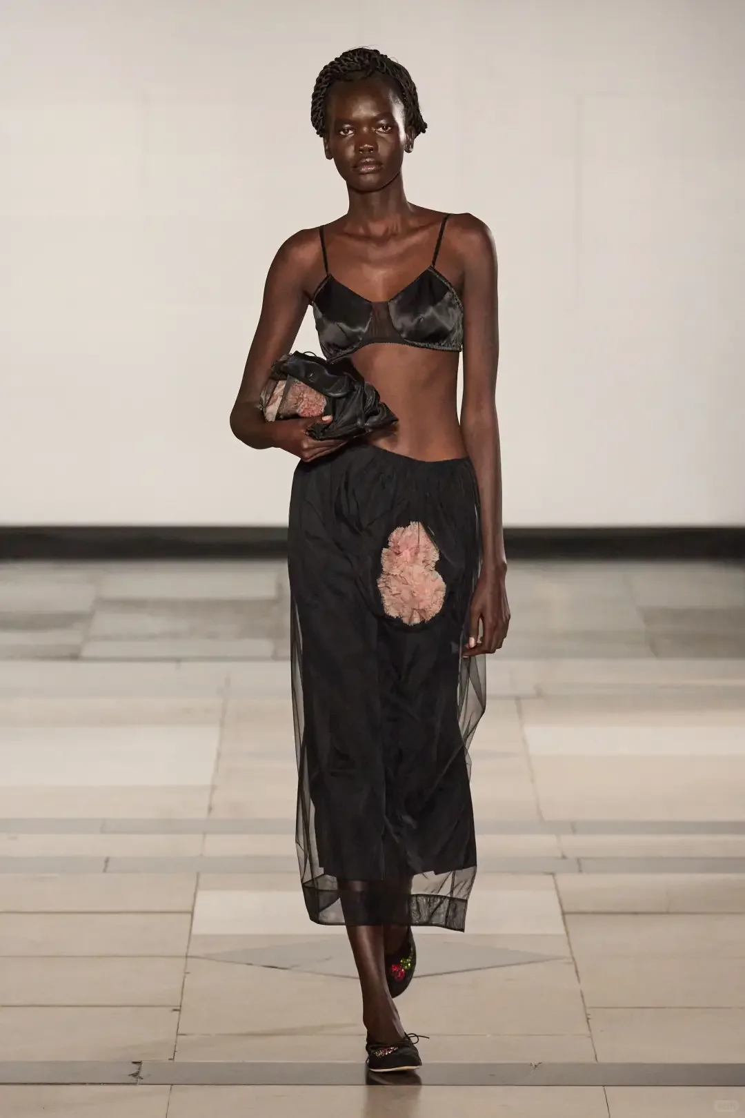 穿搭新宠！黑色丝绸与透视的完美结合✨