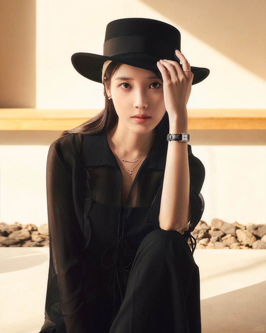 黑透装叠 buff👗IU 的酷飒时尚公式