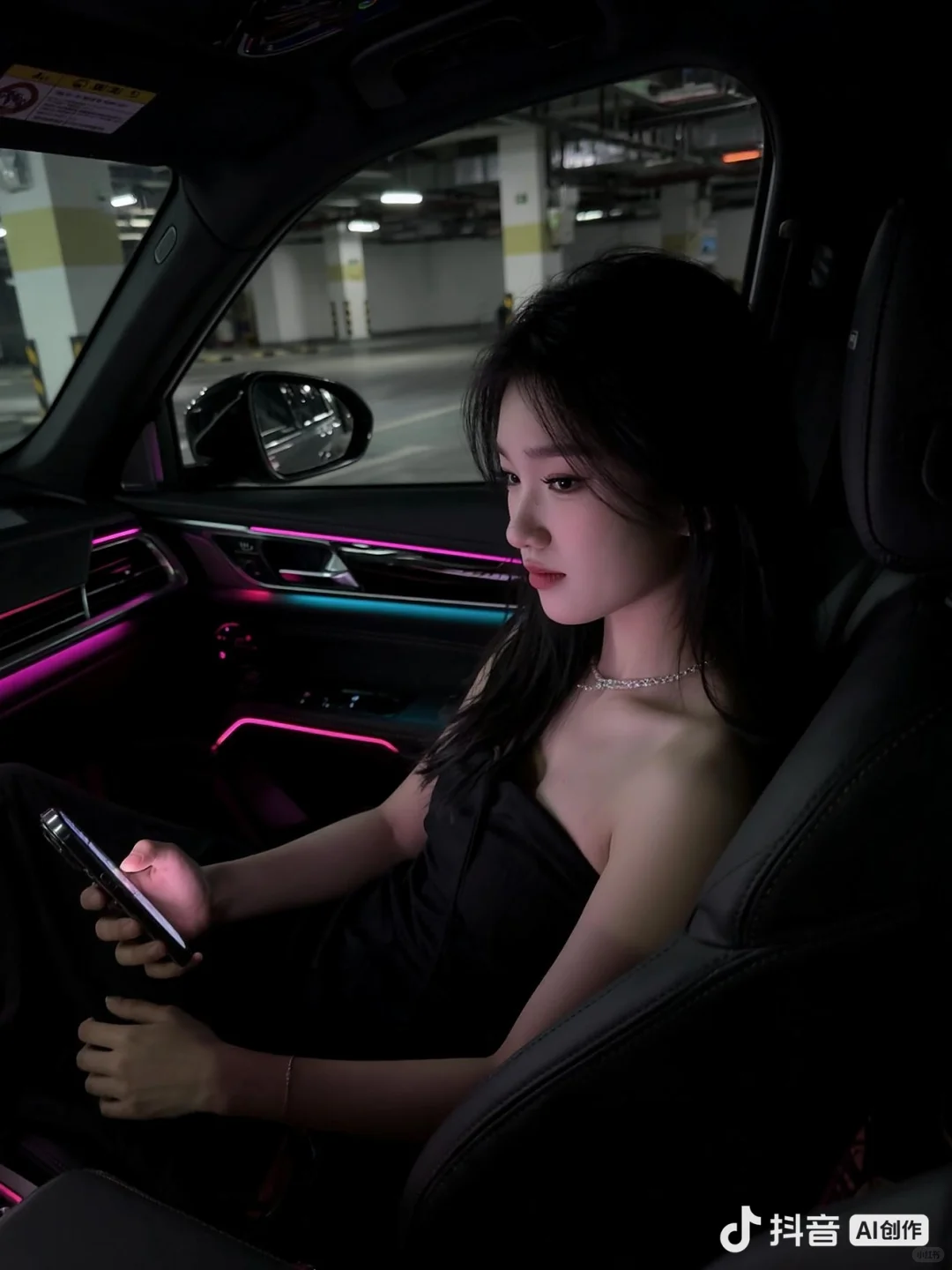 车里氛围灯下的女孩谁不爱呢~