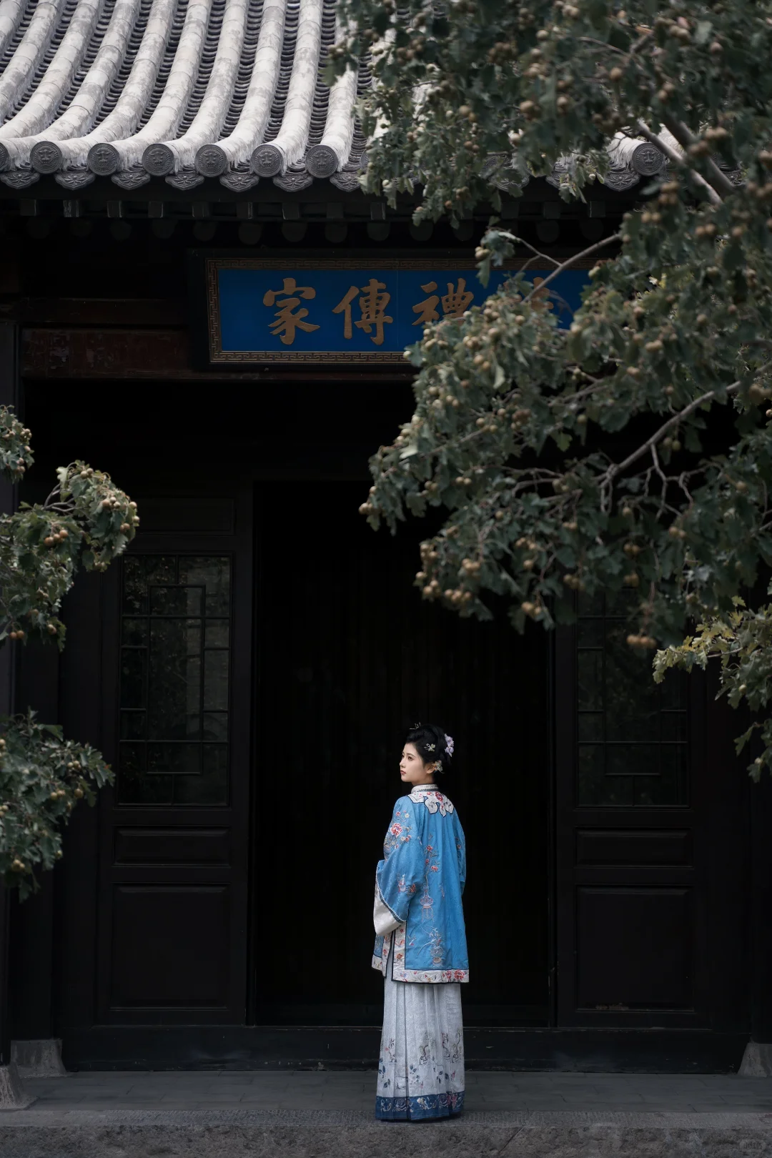 青绿画面里穿越而来的她